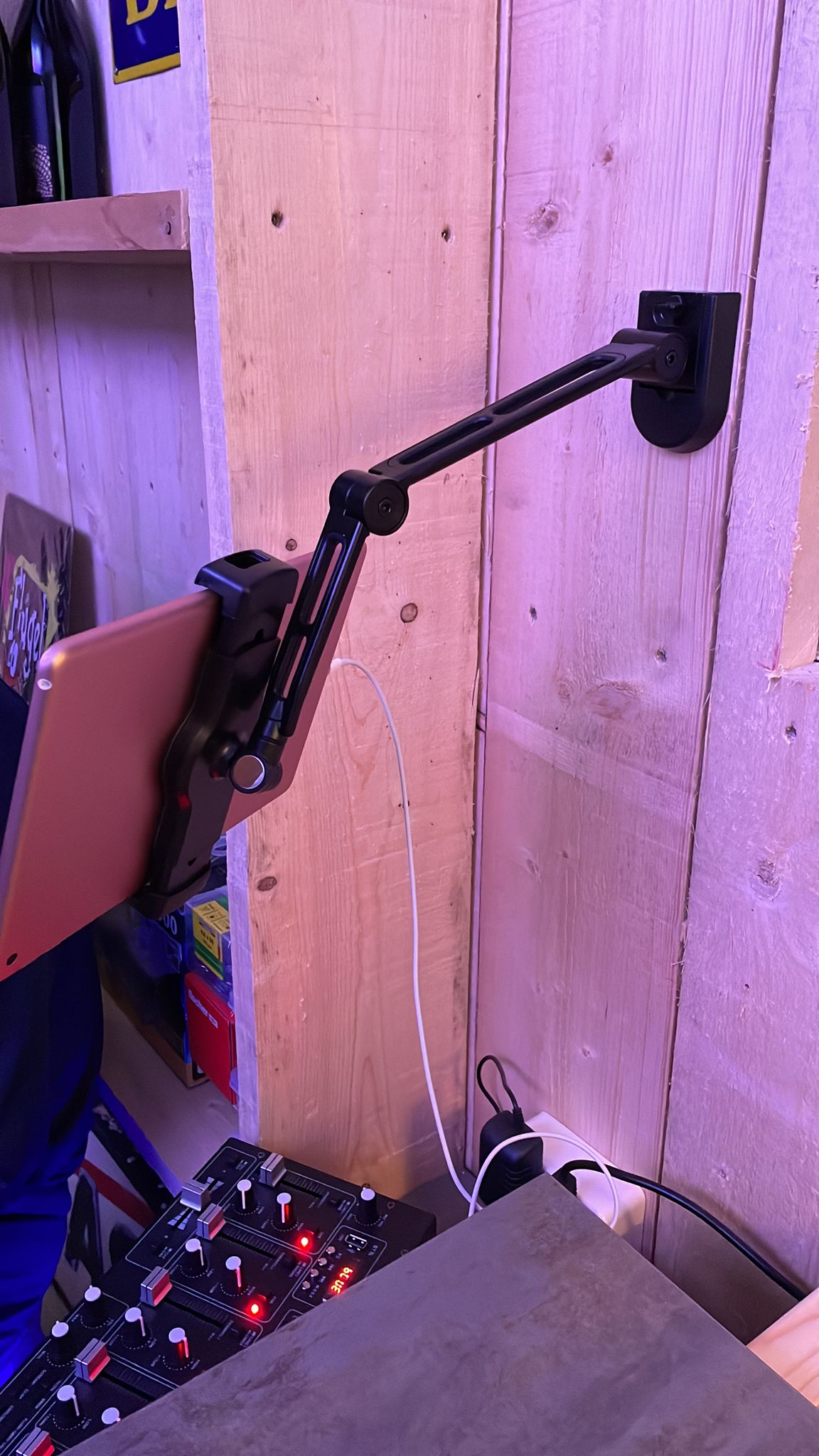 Wolff Mount TVB-92 tablet mount – product view